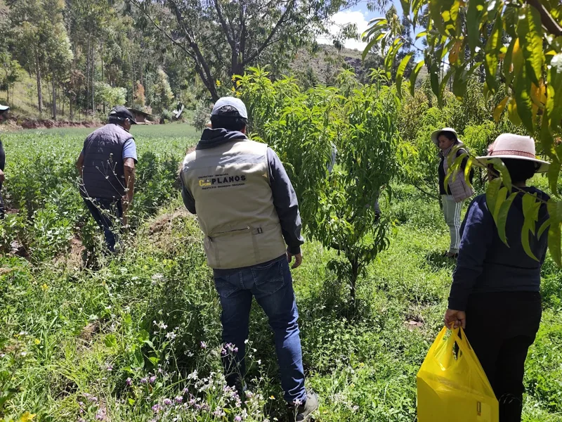 Personal de CONPLANOS durante una visita técnica a un predio rural