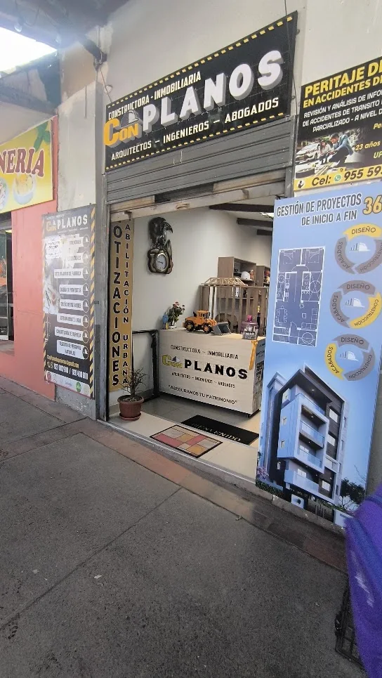 Fachada y acceso de la oficina de CONPLANOS en Cusco
